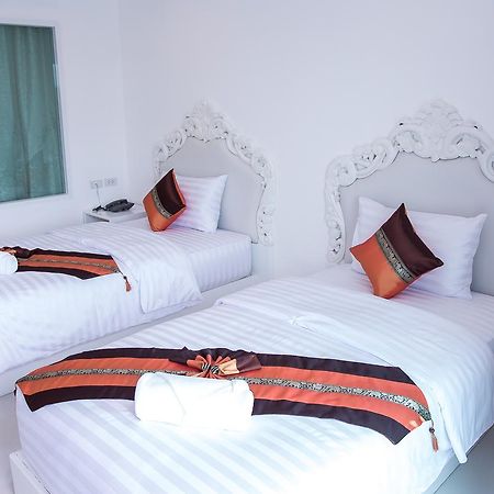 Hotel White House à Tak Extérieur photo