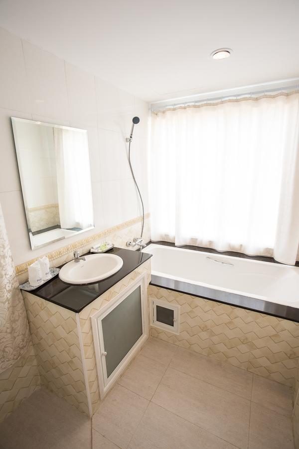 Hotel White House à Tak Extérieur photo